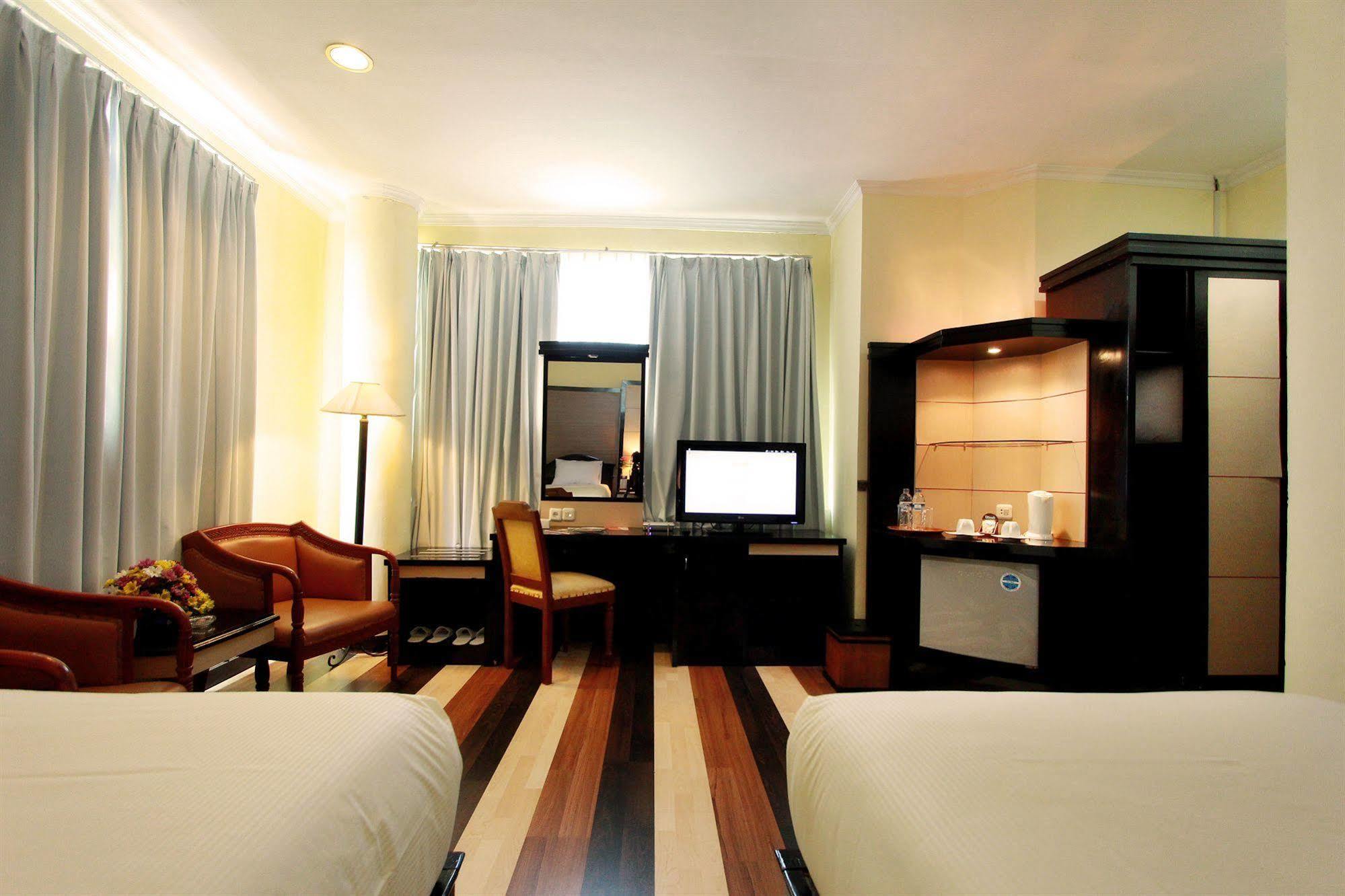 Pandanaran Hotel Semarang Luaran gambar